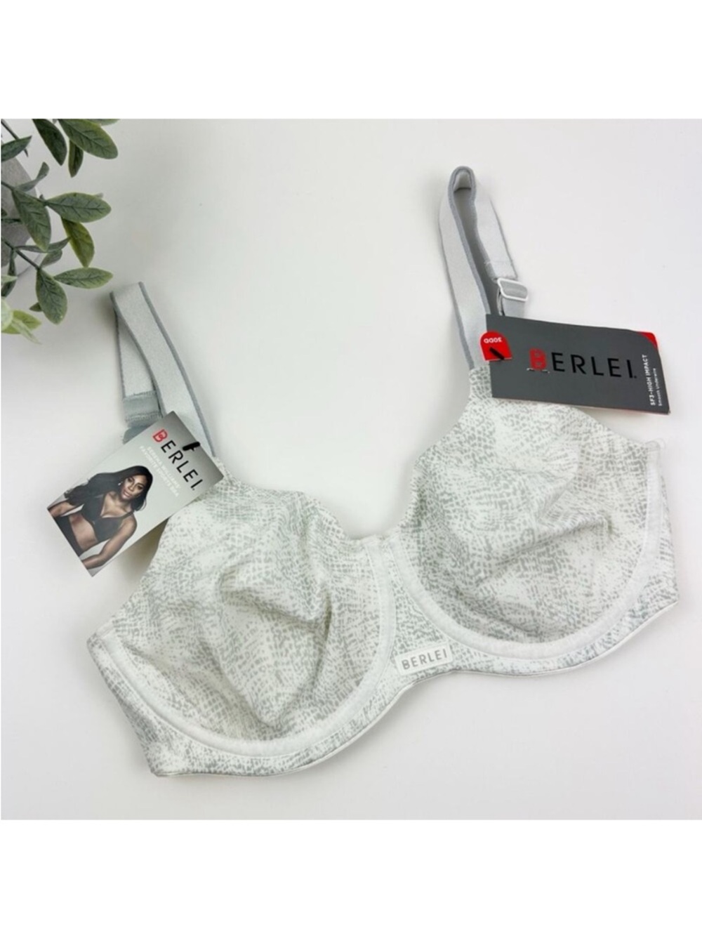 Berlei High Performance Underwire Sports Bra Size 32C White/Grey